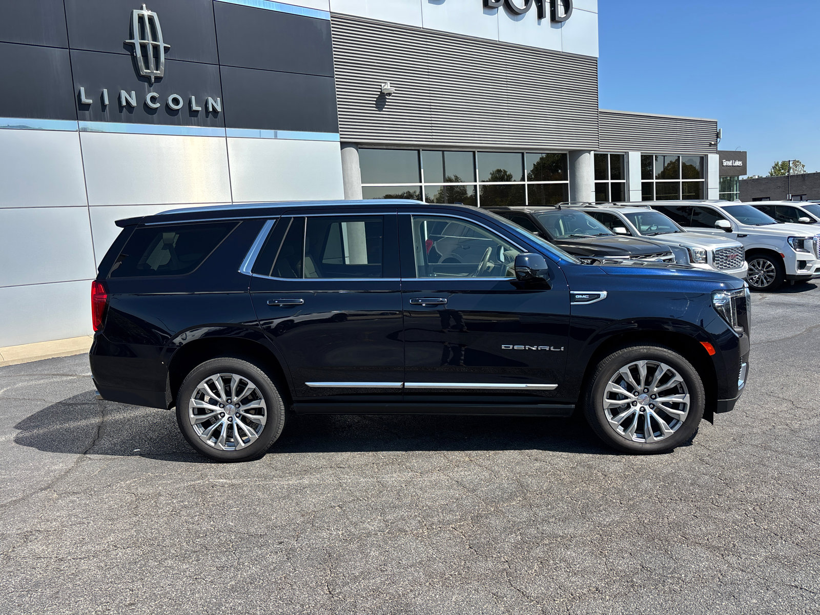 Used 2021 GMC Yukon Denali w/ Denali Premium Package image 8