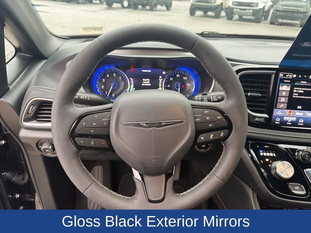 Used 2023 Chrysler Pacifica Limited w/ Uconnect Theater Family Group image 23