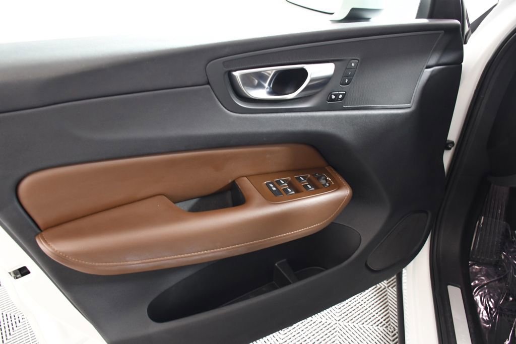 Used 2023 Volvo XC60 T8 Plus image 14