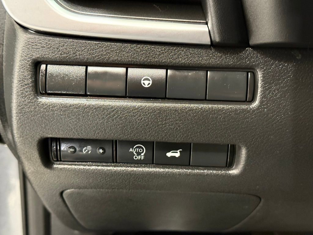 Used 2025 Nissan Rogue SV image 31