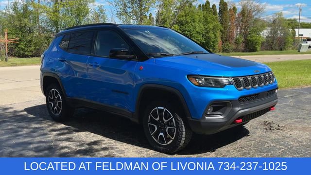 Used 2025 Jeep Compass Trailhawk AWD/4WD image 2