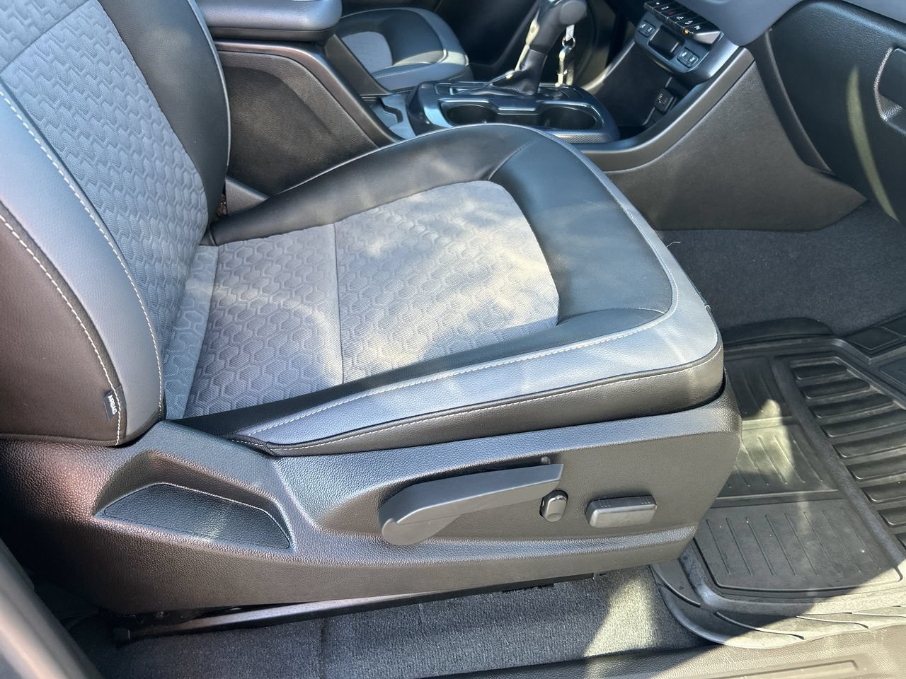 Used 2019 Chevrolet Colorado Z71 AWD/4WD image 16