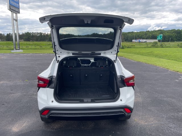 Used 2025 Chevrolet Trax RS w/ Driver Confidence Package FWD image 27