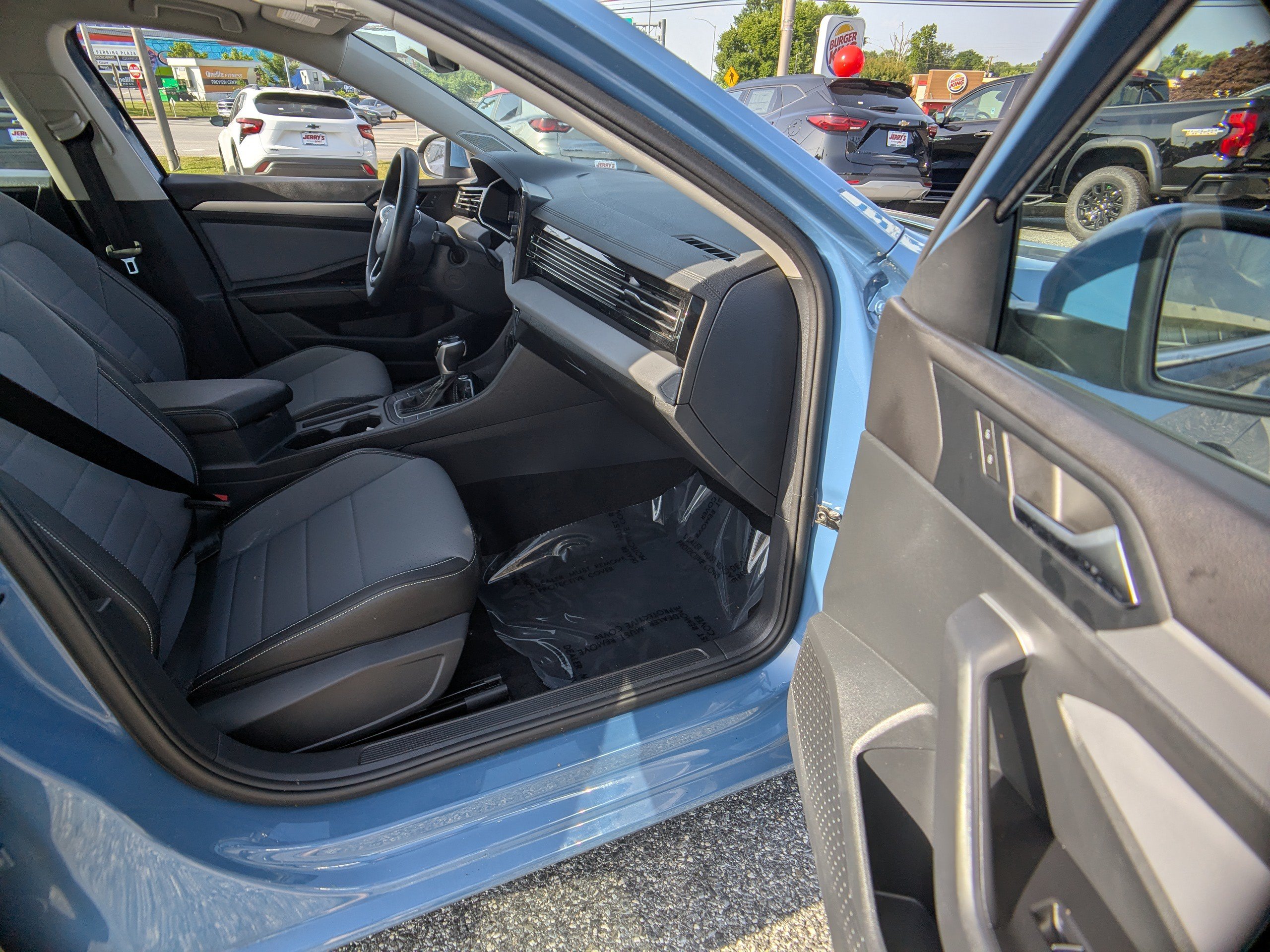 Used 2025 Volkswagen Jetta SE FWD image 12