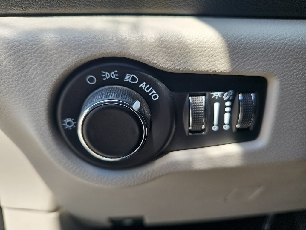 Used 2023 Chrysler Voyager LX FWD image 25