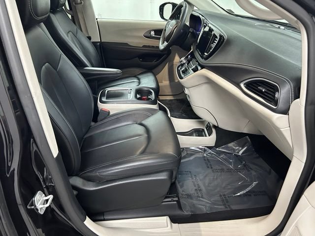 Used 2024 Chrysler Pacifica Limited FWD image 13