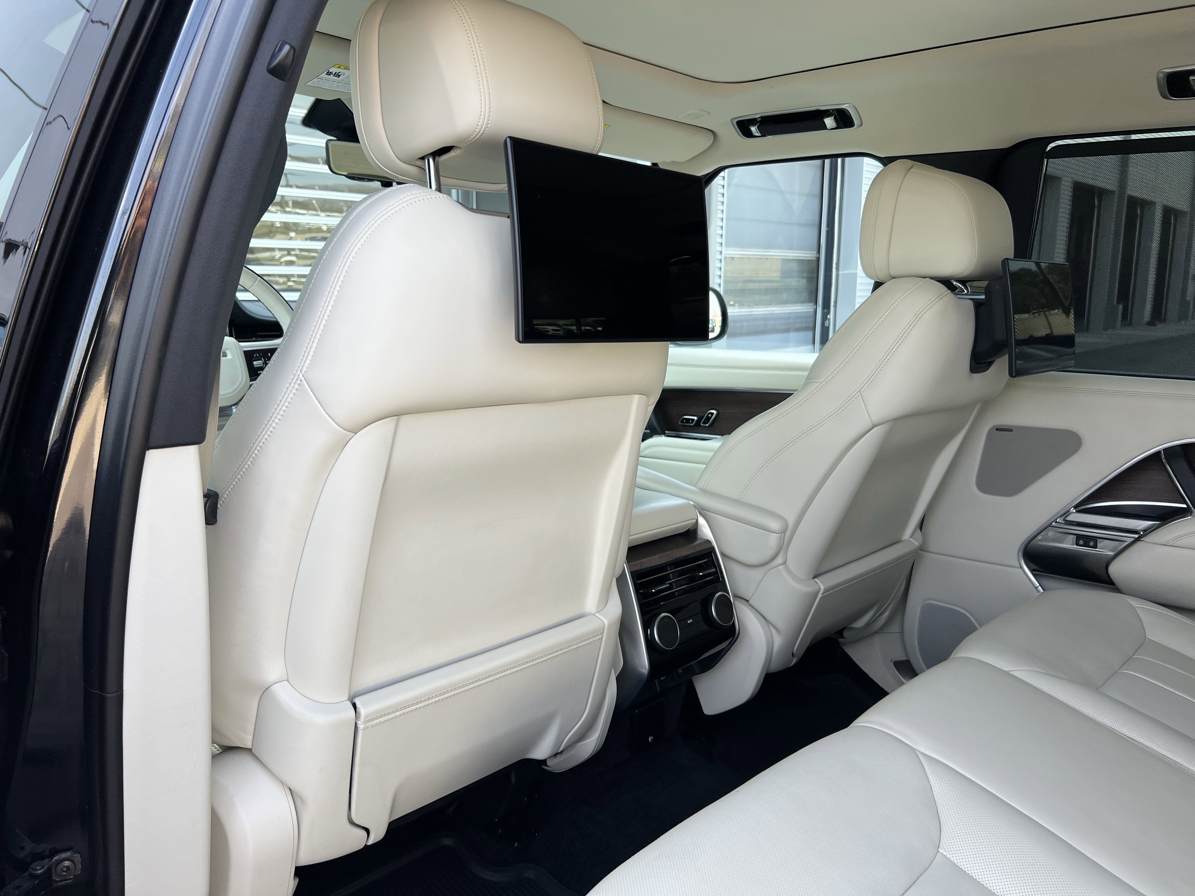 Certified 2025 Land Rover Range Rover Long Wheelbase SE image 33