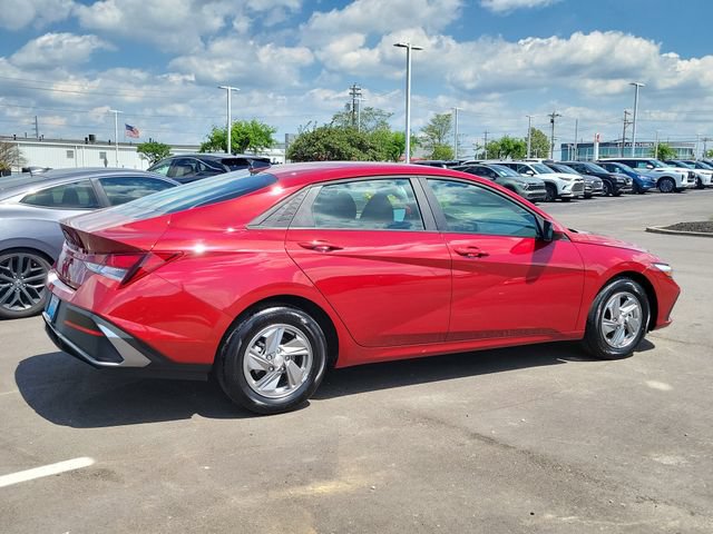 Certified 2025 Hyundai Elantra SE FWD image 4