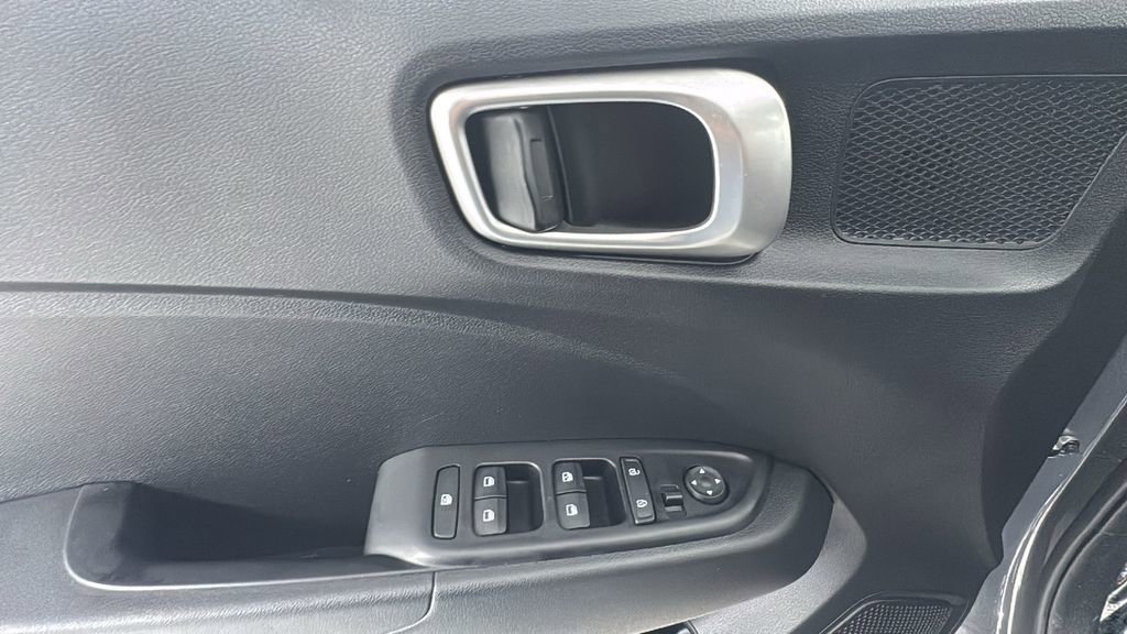 Used 2025 Hyundai Venue SEL image 19