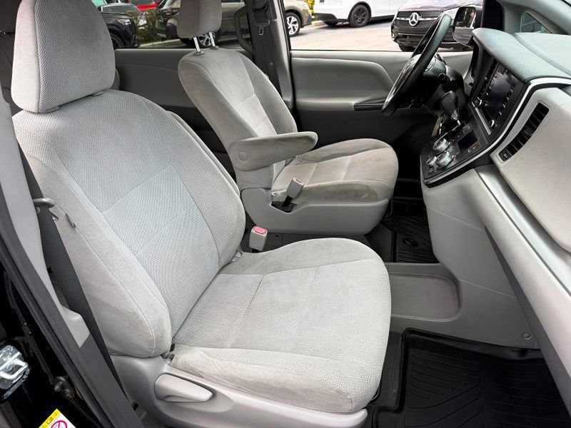 Used 2019 Toyota Sienna L FWD image 17
