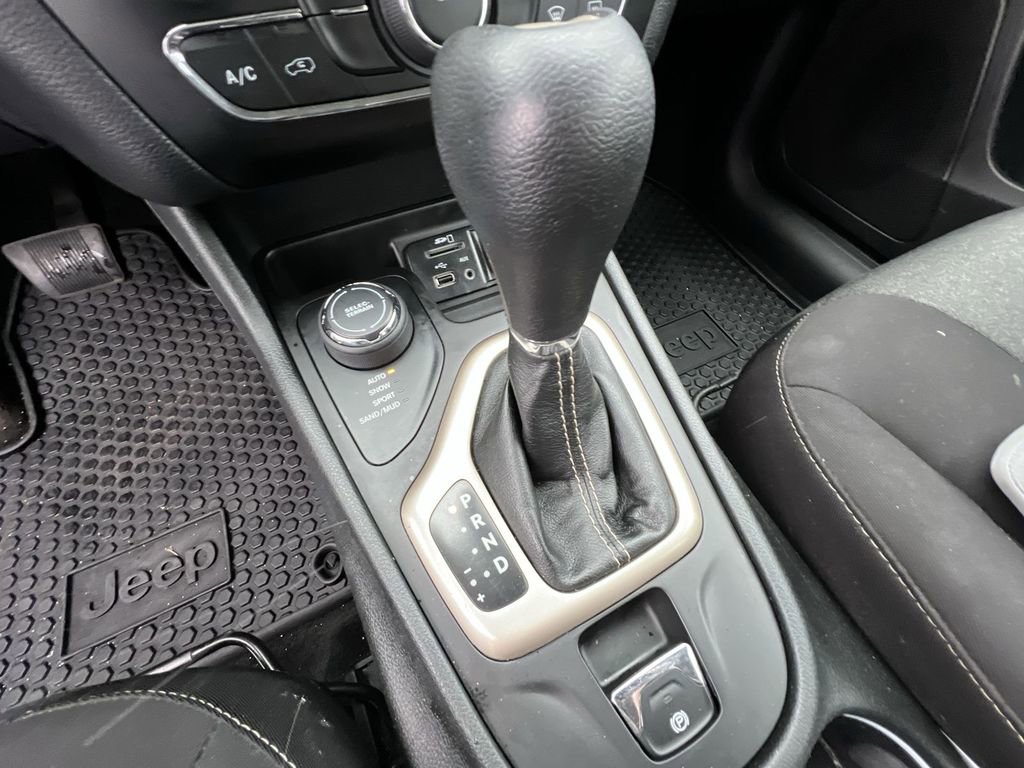 Used 2015 Jeep Cherokee Sport w/ Cold Weather Group image 16