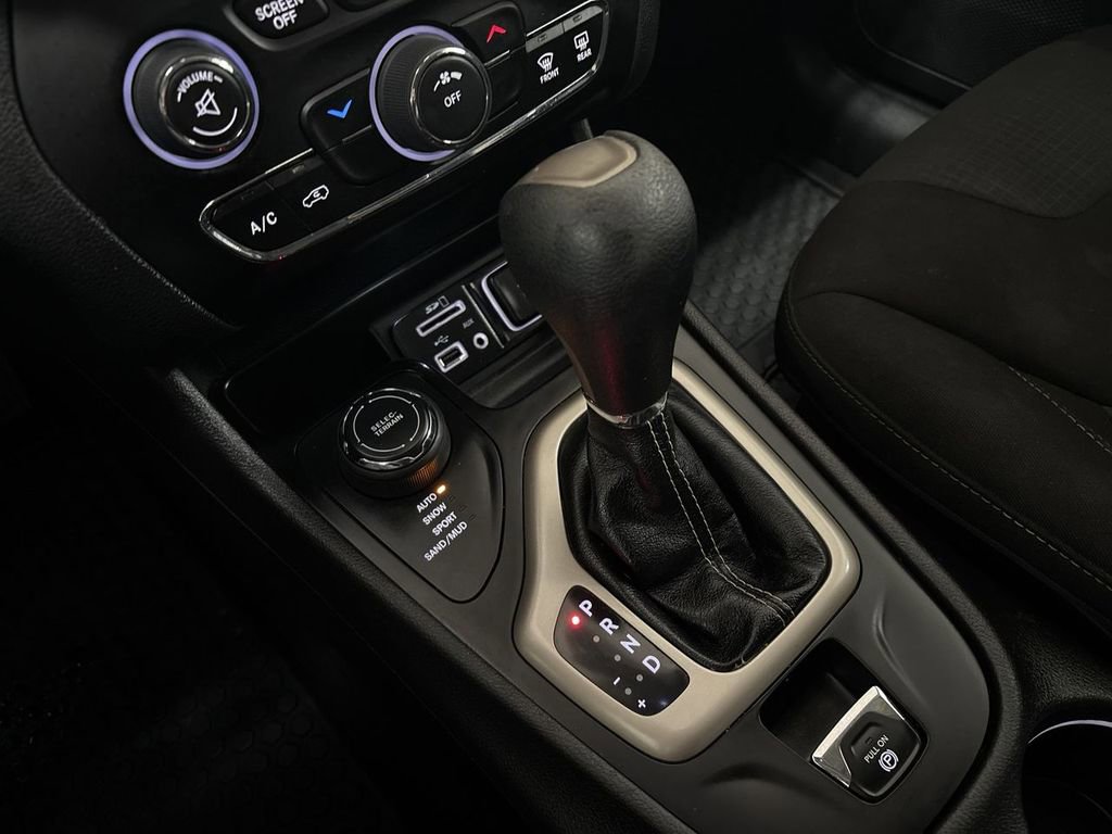 Used 2017 Jeep Cherokee Latitude w/ Cold Weather Group image 40