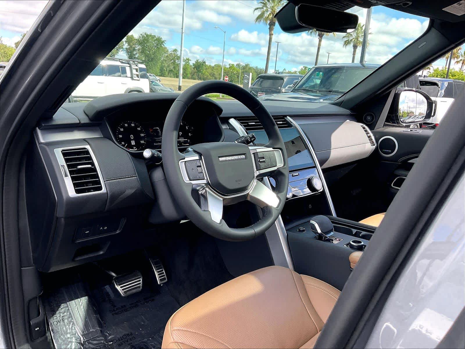Used 2025 Land Rover Discovery Dynamic SE AWD/4WD image 16