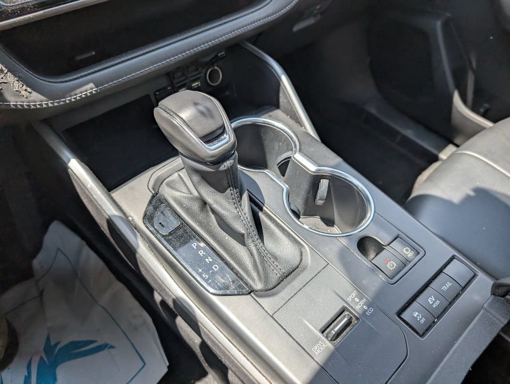 Used 2021 Toyota Highlander XLE AWD/4WD image 22