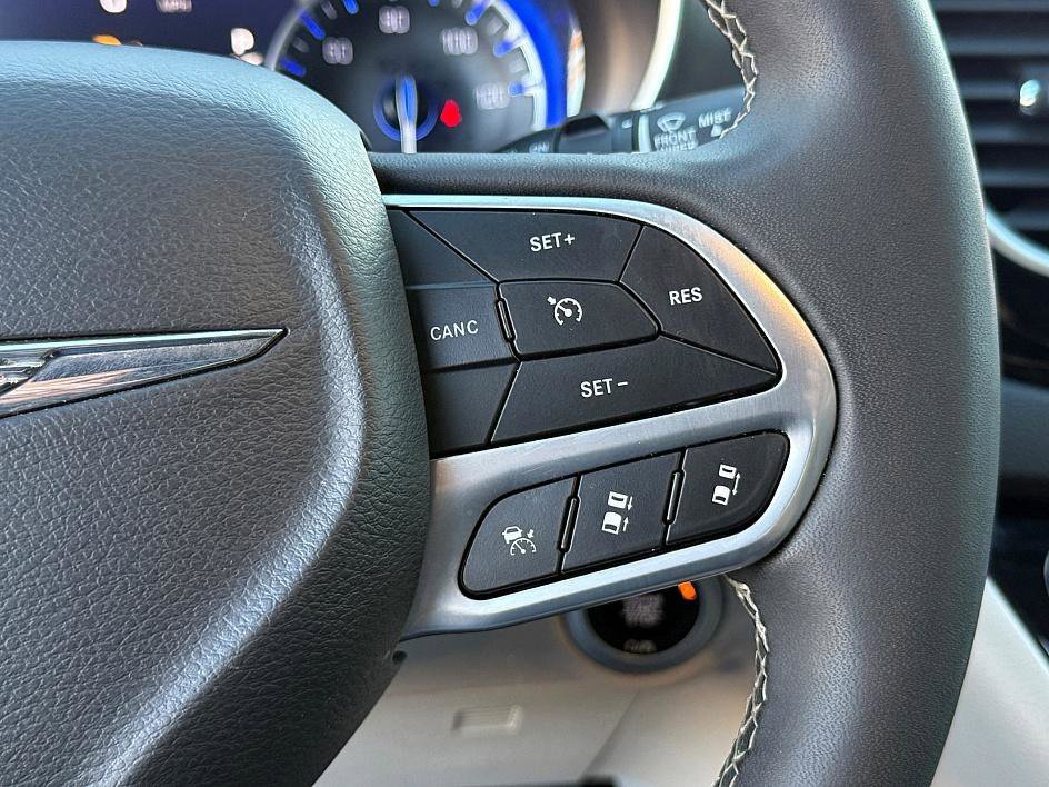 Used 2024 Chrysler Pacifica Touring-L image 19