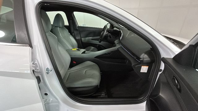 Certified 2025 Hyundai Elantra Limited FWD image 31