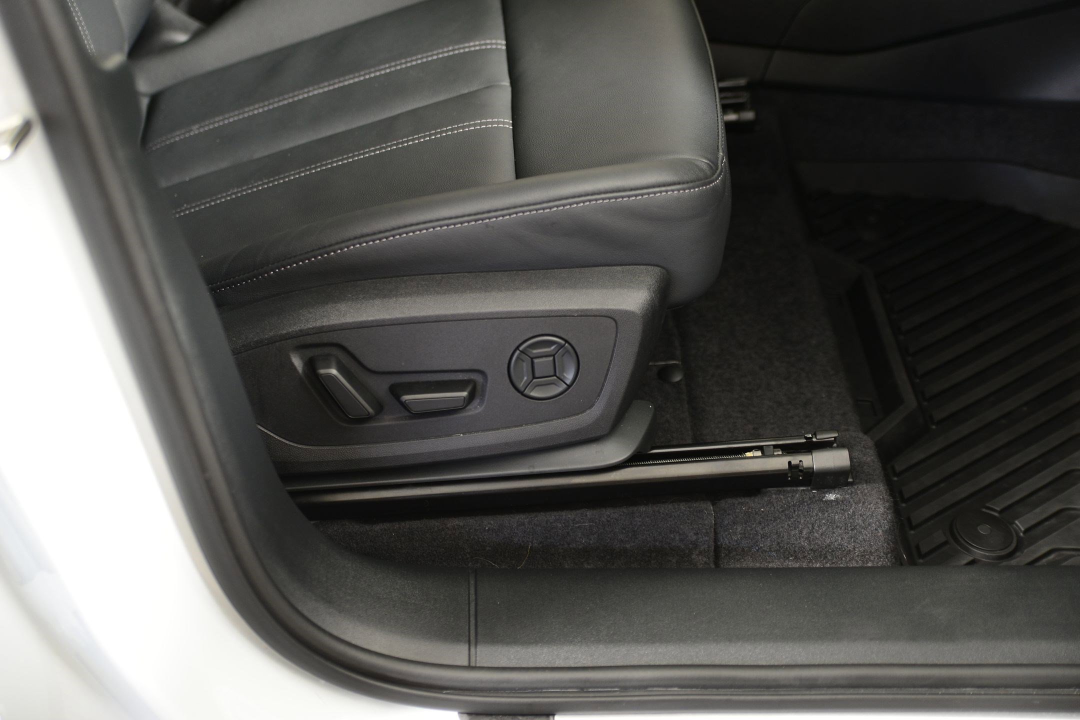 Certified 2025 Audi Q6 e-tron Premium w/ Convenience Package image 10