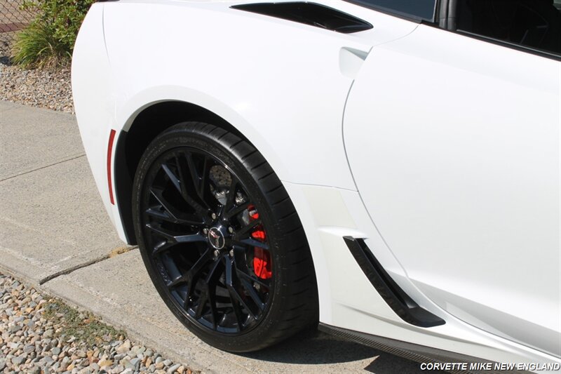 Used 2015 Chevrolet Corvette Z06 w/ 3LZ Preferred Equipment Group RWD image 32