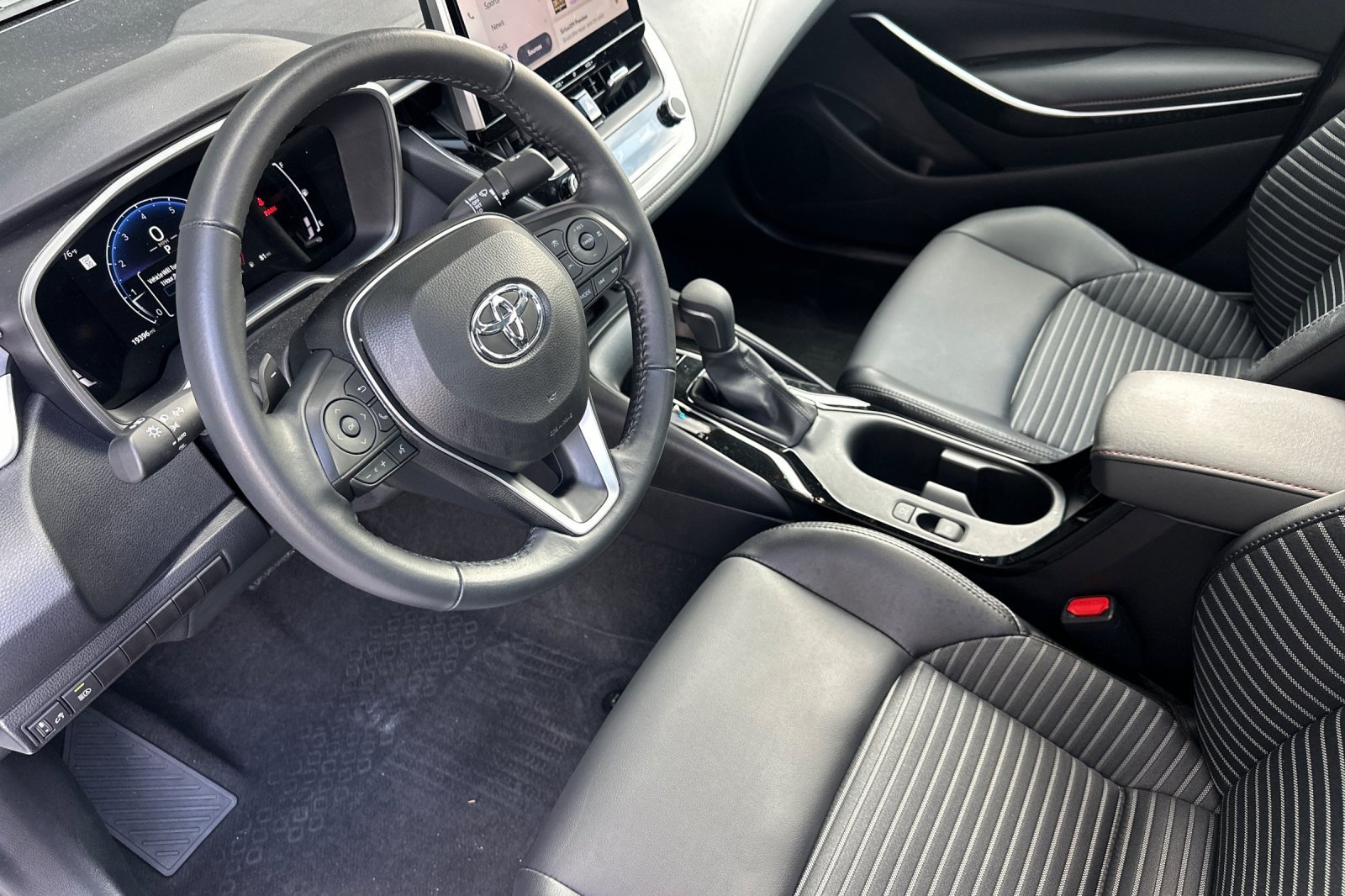 Used 2025 Toyota Corolla XSE FWD image 9