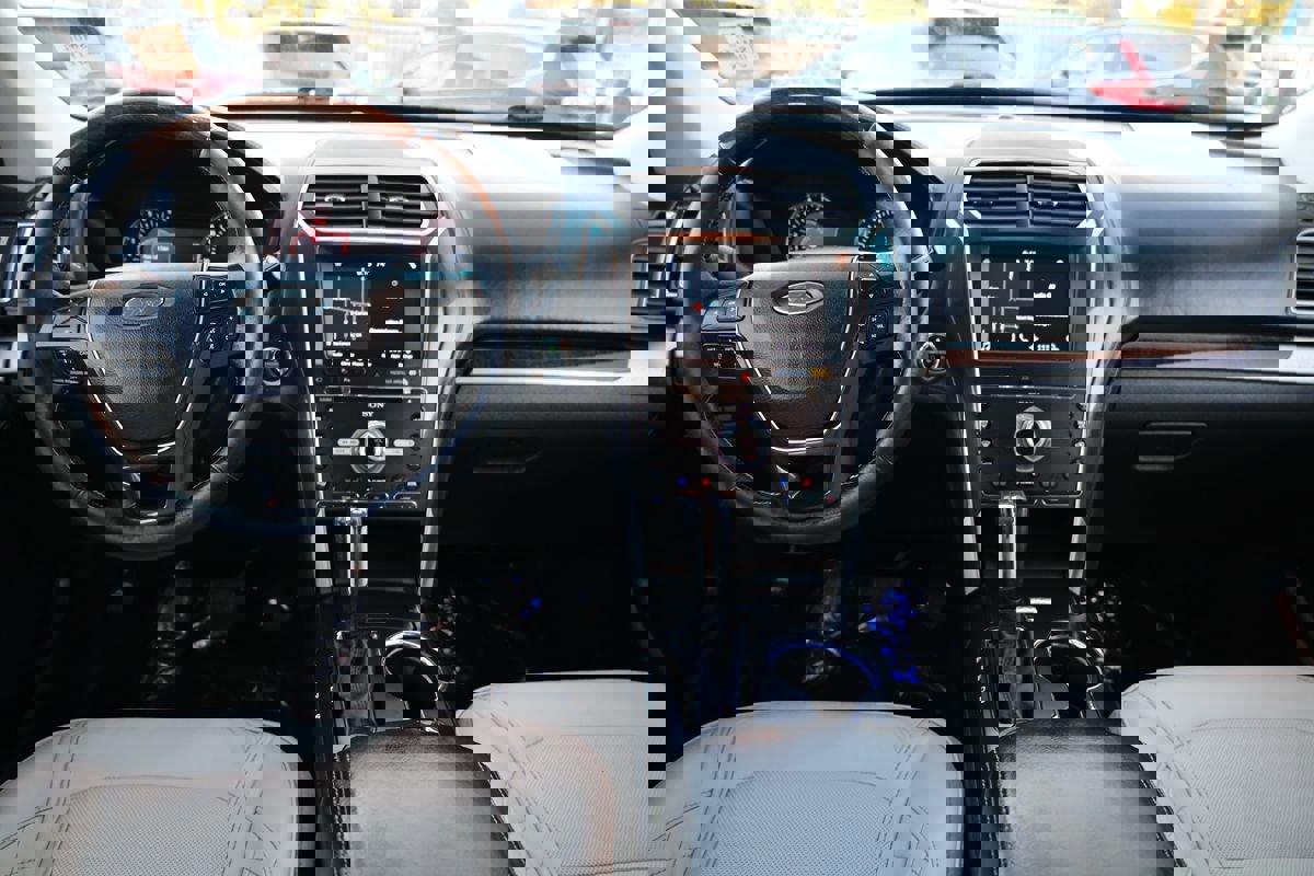Used 2017 Ford Explorer Platinum image 25
