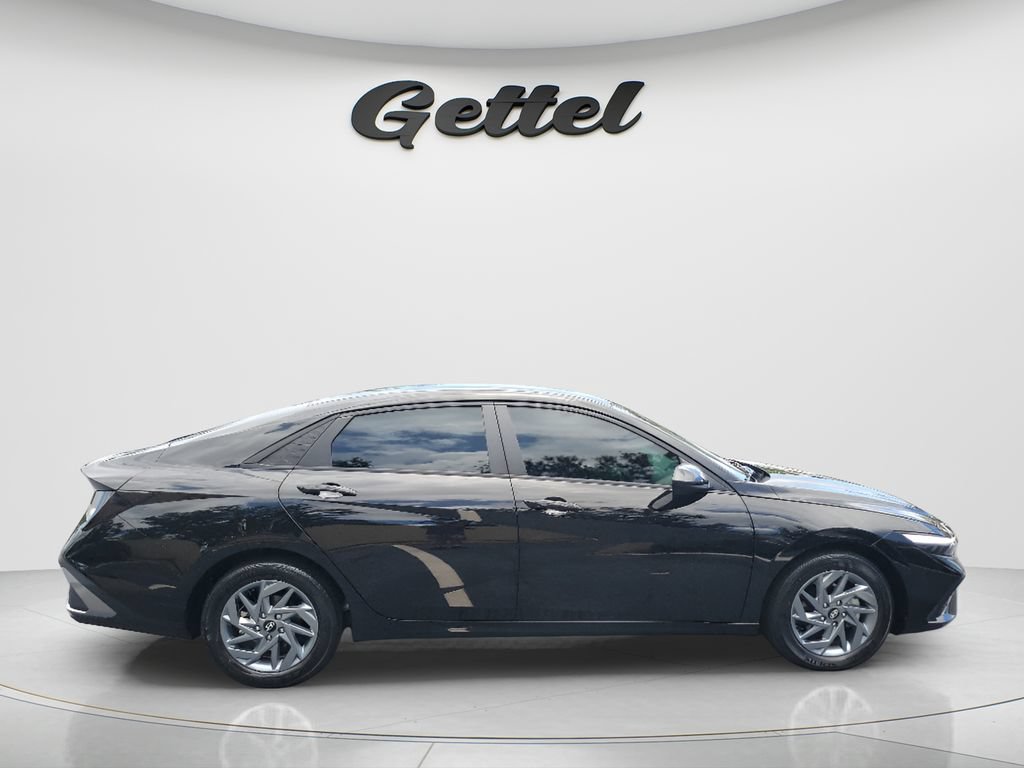 Used 2024 Hyundai Elantra Blue FWD image 4