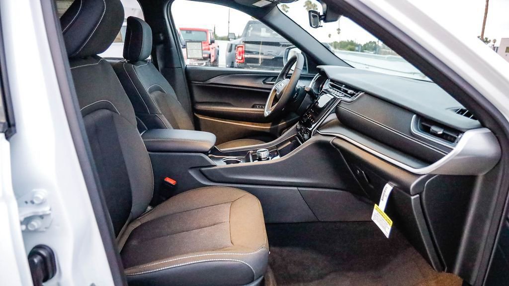 New 2025 Jeep Grand Cherokee L Laredo w/ Luxury Tech Group I image 18