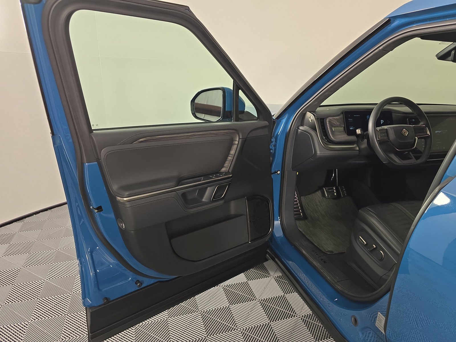 Used 2022 Rivian R1T Adventure image 15