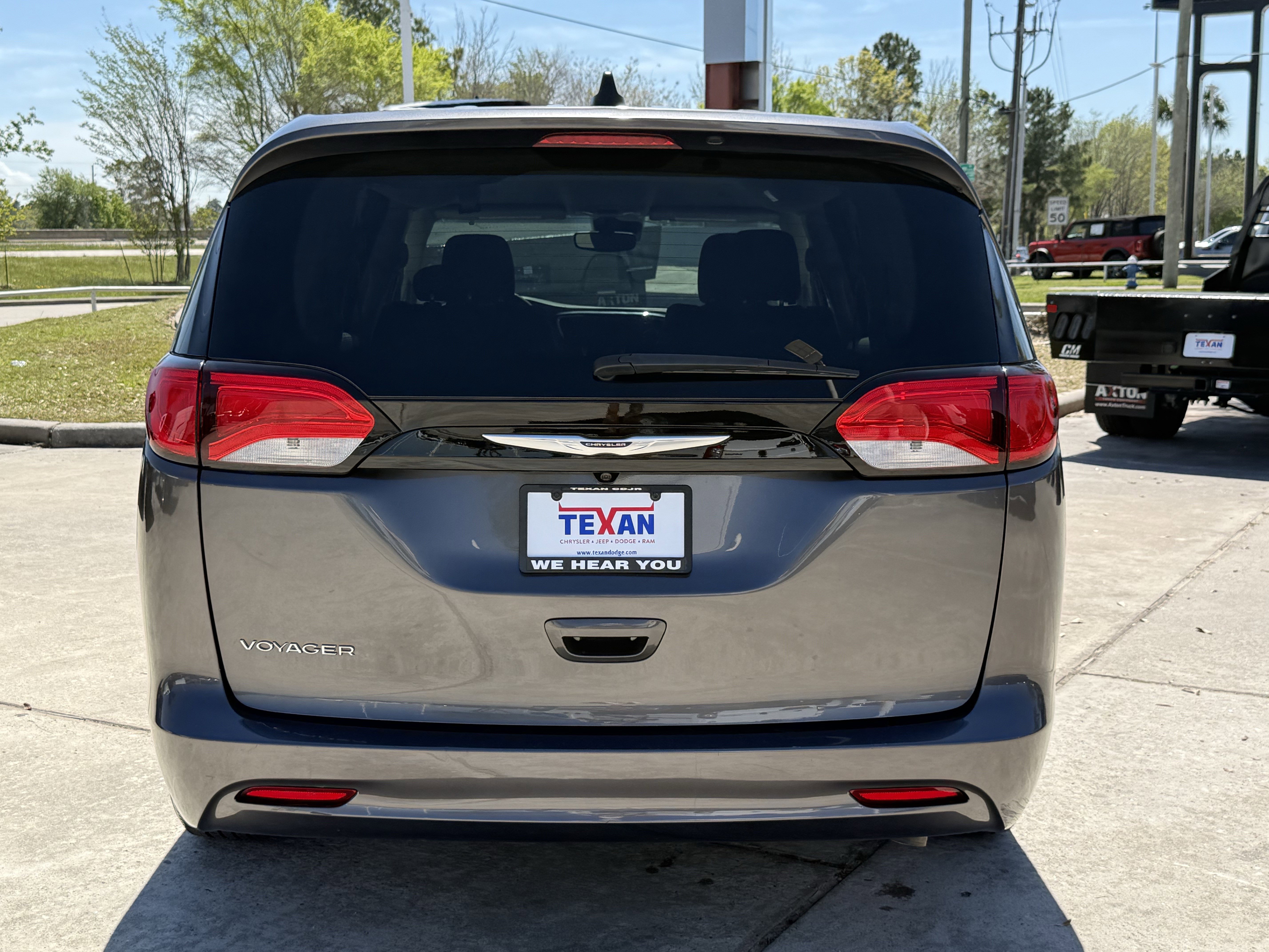 Used 2023 Chrysler Voyager LX image 6