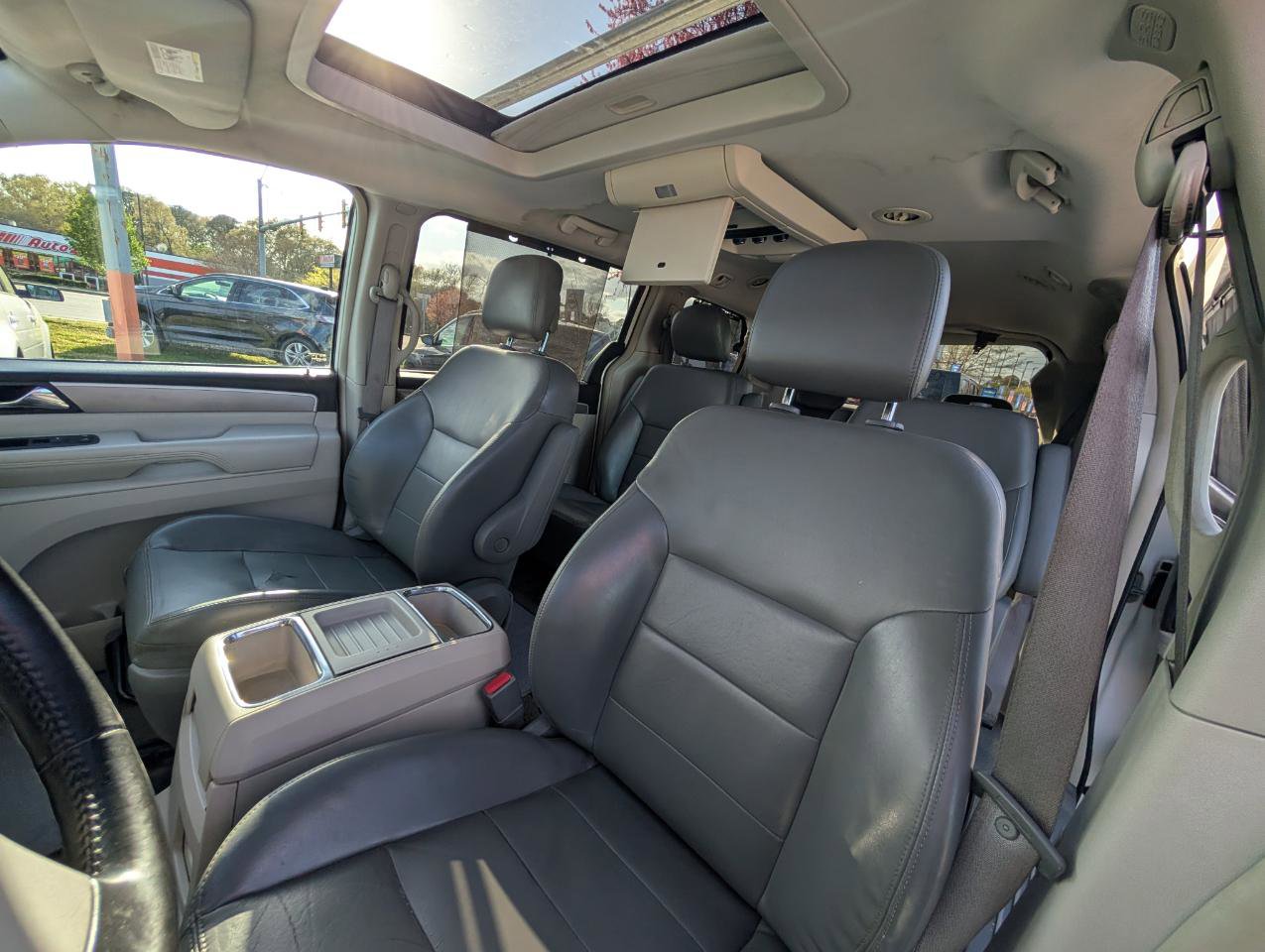Used 2010 Volkswagen Routan SEL image 15