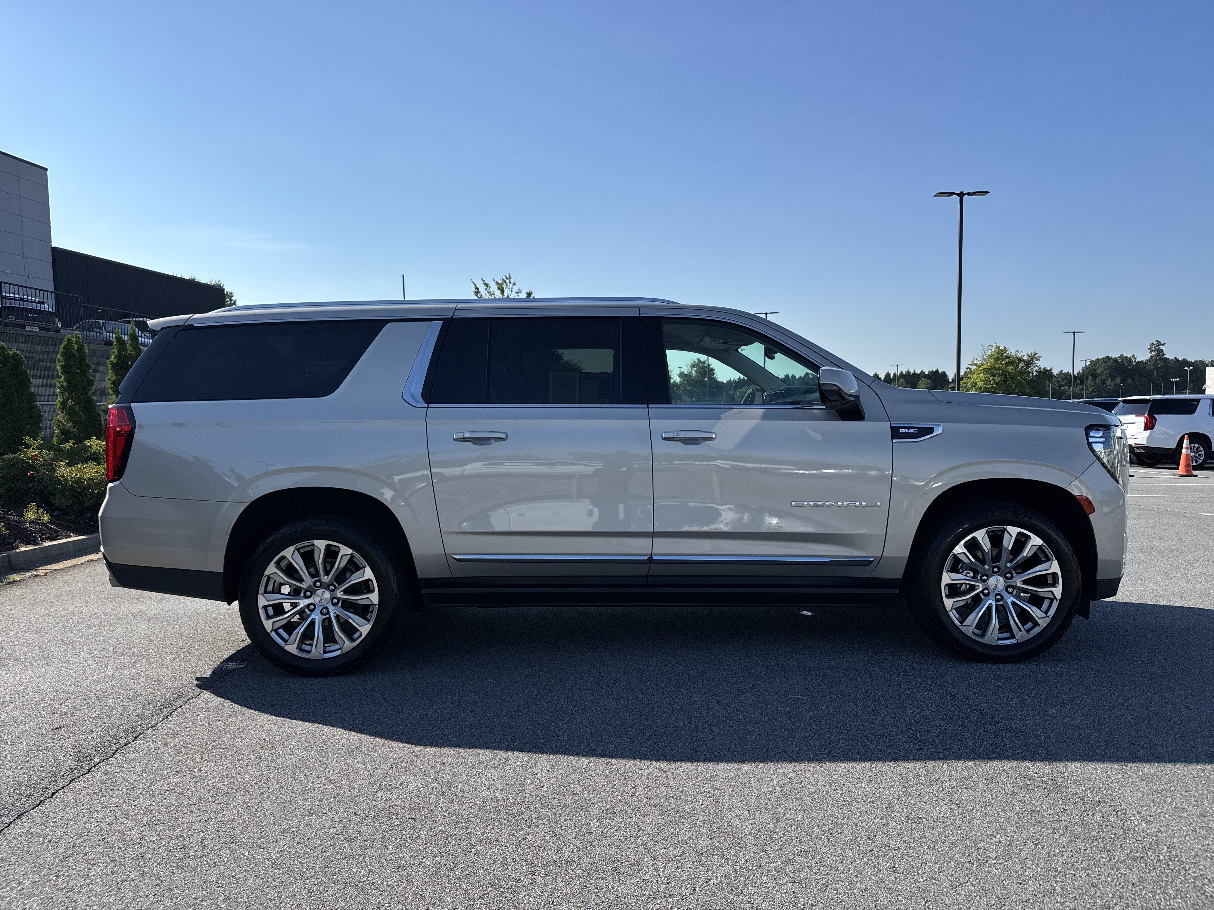 Used 2022 GMC Yukon XL Denali AWD/4WD image 11