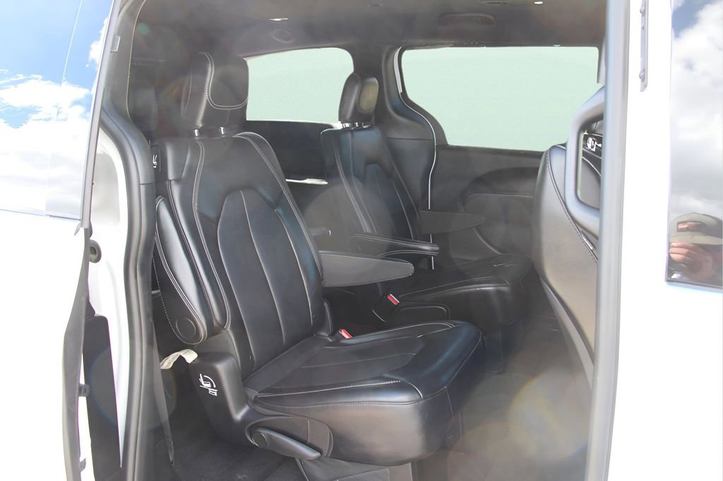 Used 2025 Chrysler Pacifica Select image 26