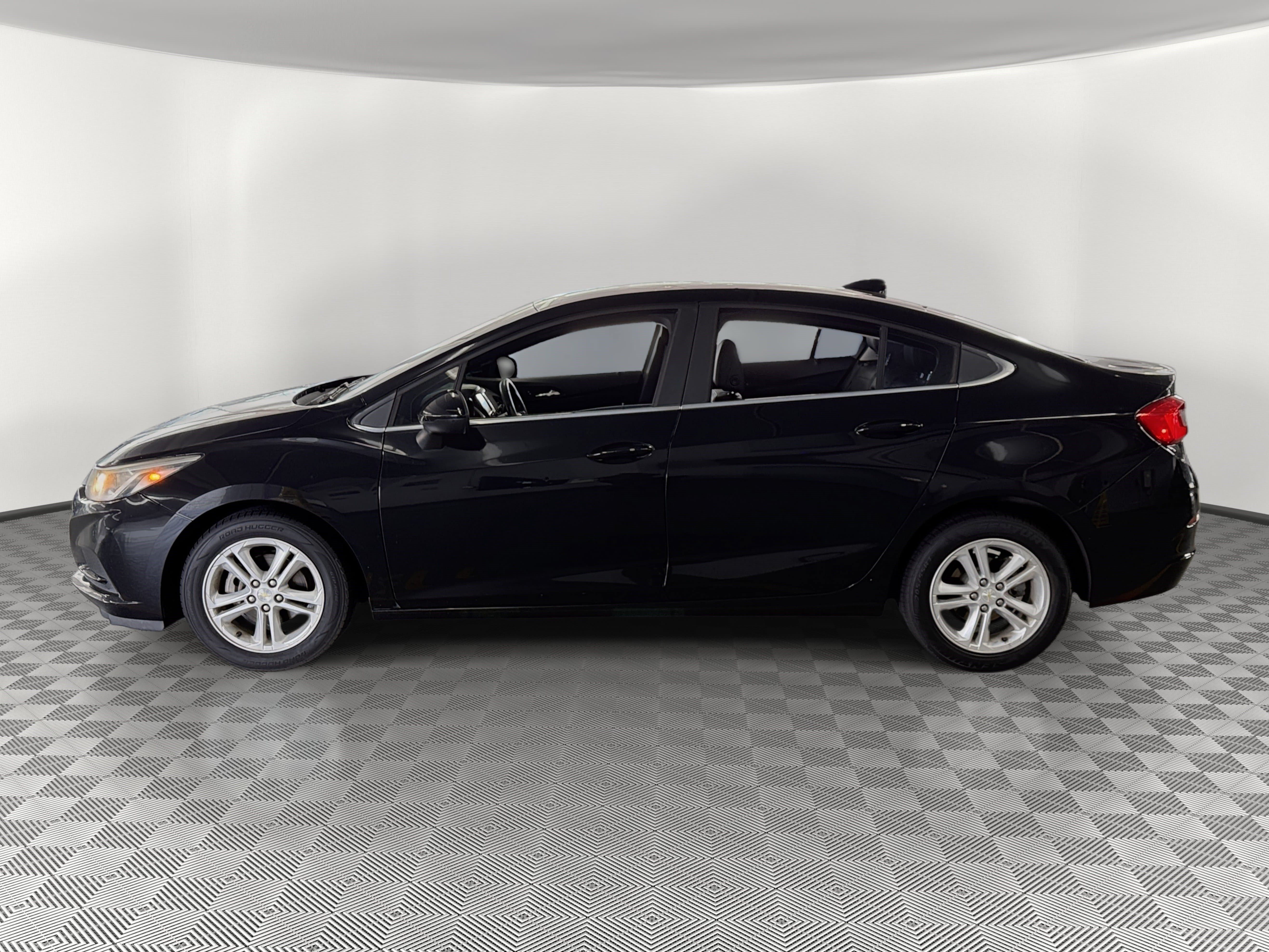 Used 2018 Chevrolet Cruze LT w/ Leather Package FWD image 2