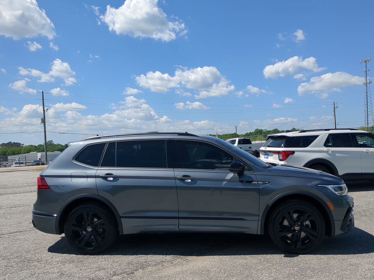 Used 2023 Volkswagen Tiguan SE R-Line FWD image 2