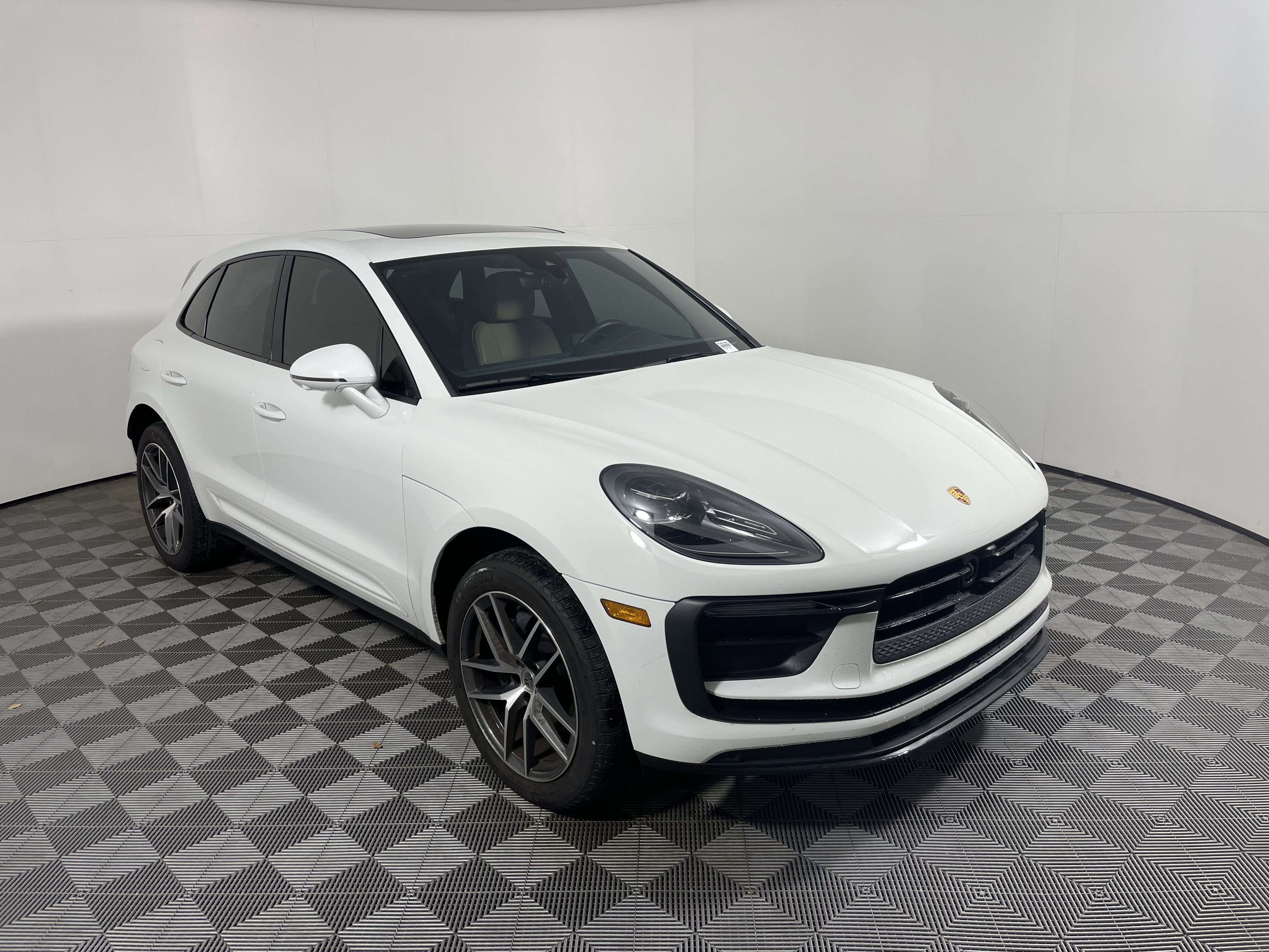 Certified 2023 Porsche Macan image 9