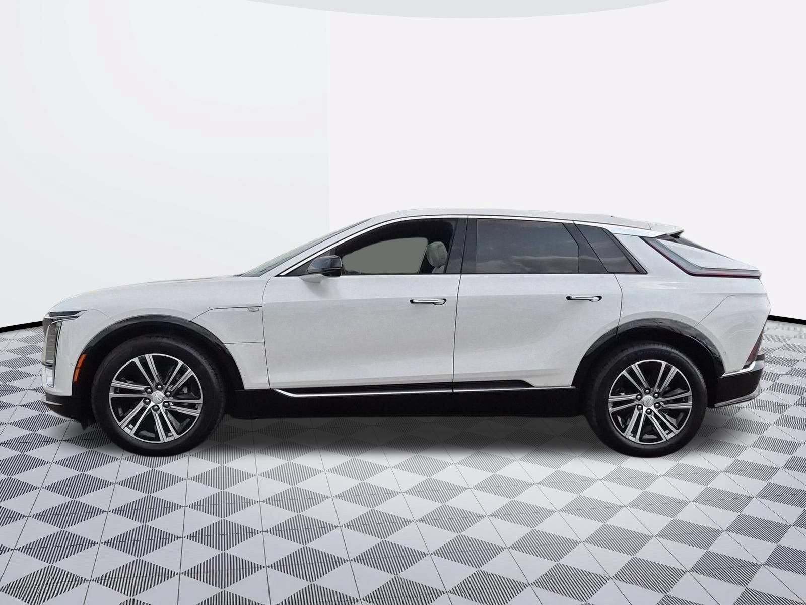 Certified 2024 Cadillac Lyriq Luxury AWD/4WD image 4