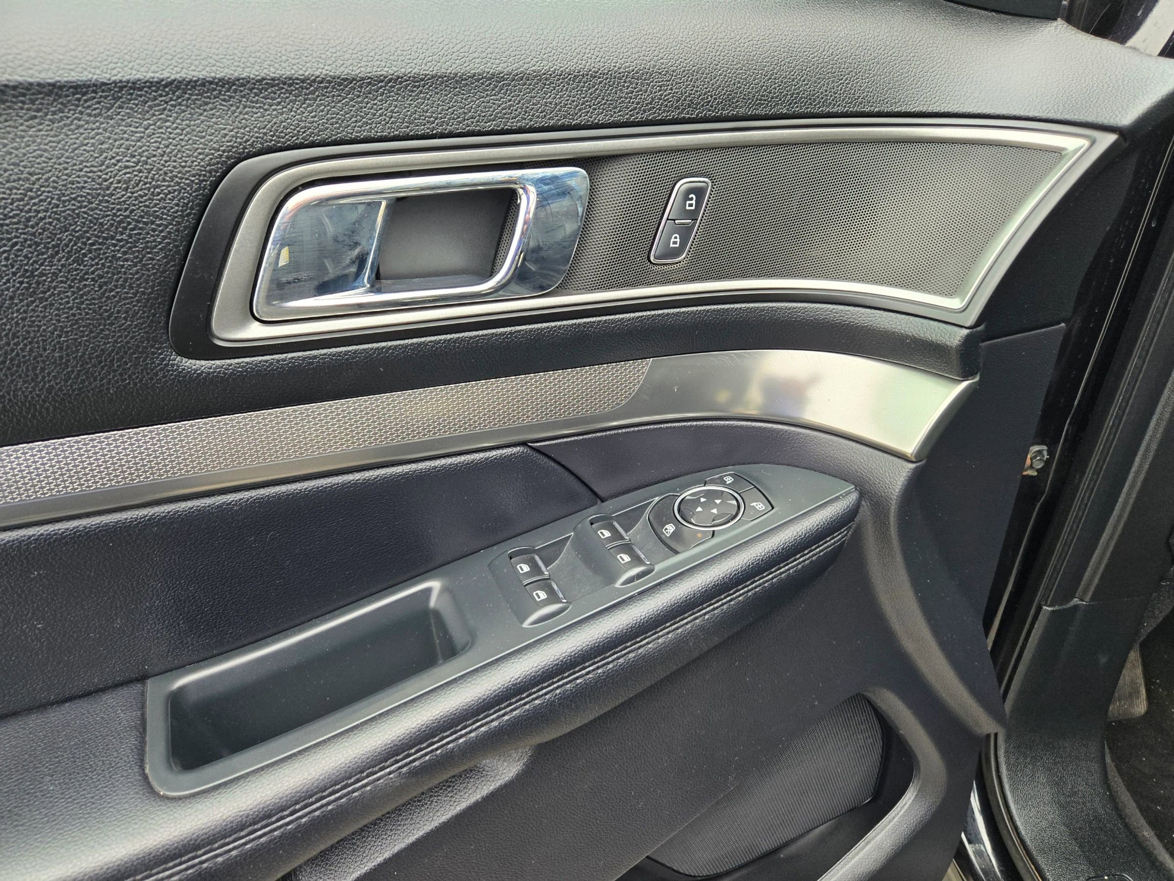 Used 2019 Ford Explorer XLT w/ Equipment Group 202A AWD/4WD image 35