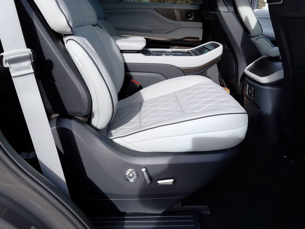 New 2026 Lincoln Navigator Black Label AWD/4WD image 30
