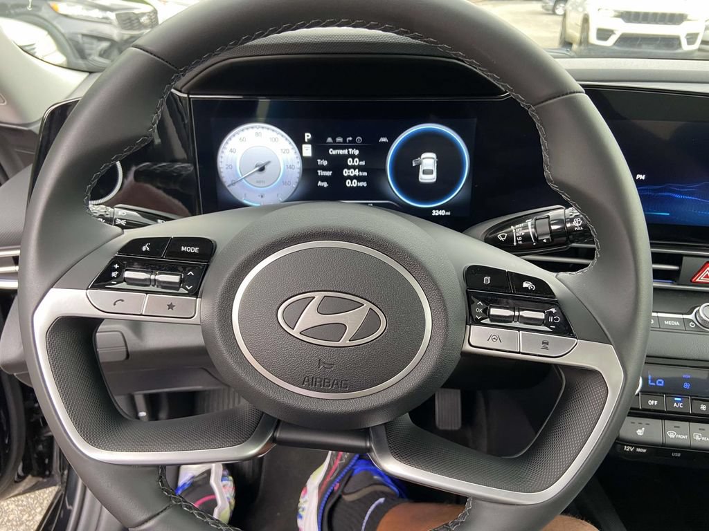 Used 2025 Hyundai Elantra Limited FWD image 35