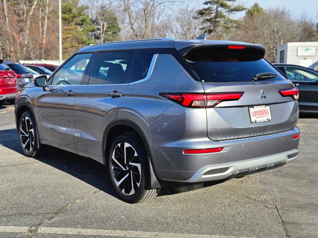 Used 2023 Mitsubishi Outlander SEL image 3
