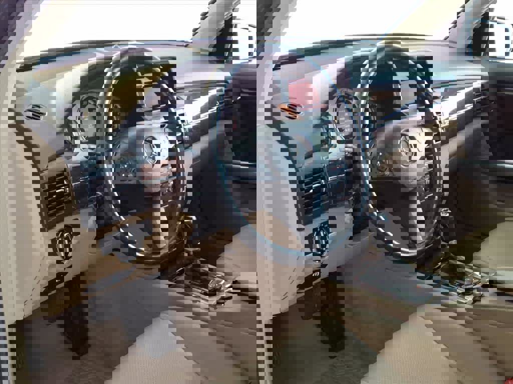 Used 2010 Mercedes-Benz GLK 350 4MATIC image 9