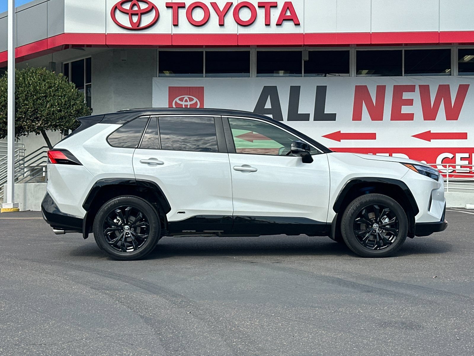 Used 2025 Toyota RAV4 XSE w/ Advanced Technology Package AWD/4WD image 6