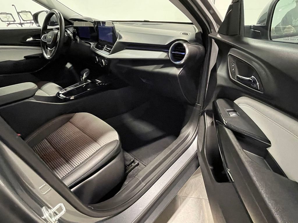 Used 2024 Chevrolet Trax LT w/ Sunroof Package image 24