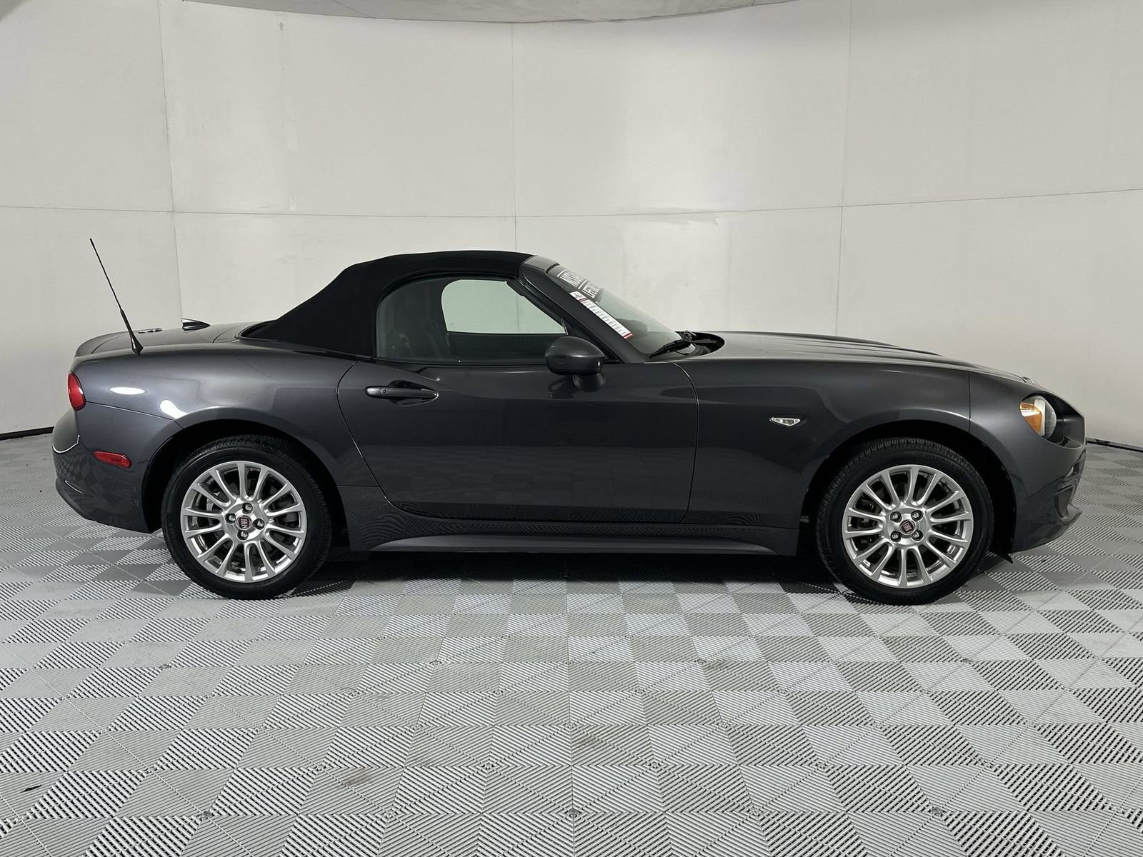 Used 2018 FIAT 124 Spider Classica w/ Technology & Siriusxm Group image 9