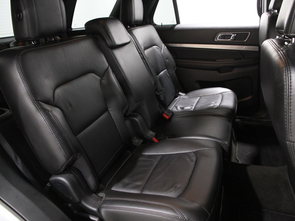 Used 2018 Ford Explorer XLT w/ Equipment Group 202A image 19