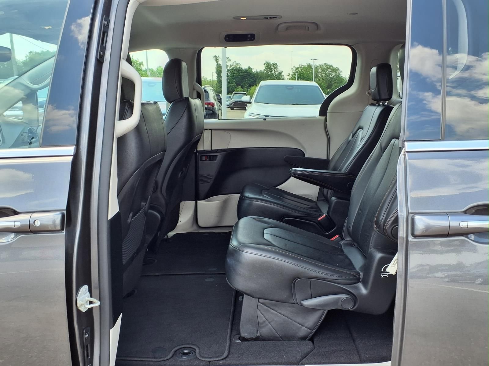 Used 2019 Chrysler Pacifica Touring-L FWD image 11