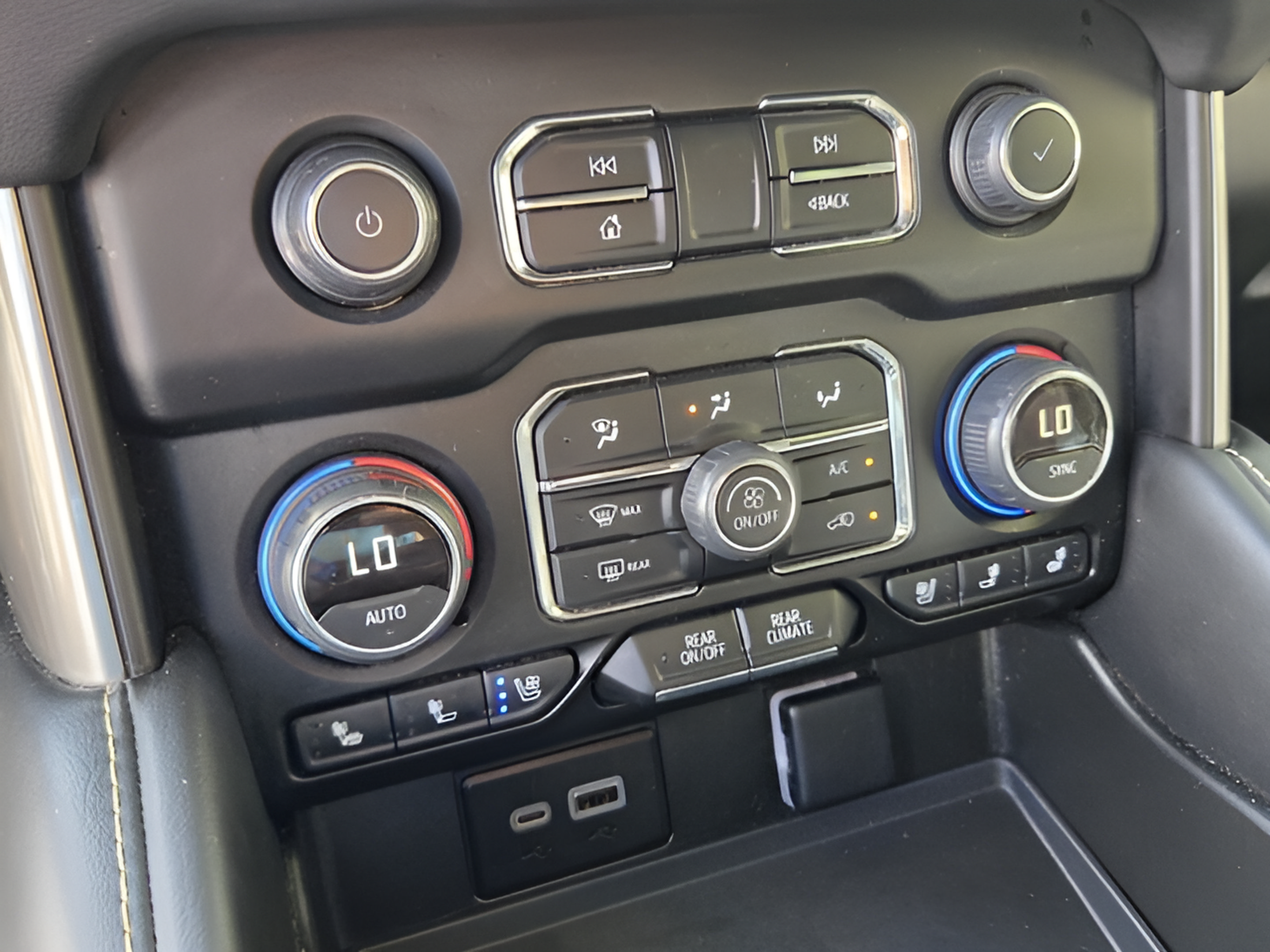 Used 2024 Chevrolet Suburban Premier AWD/4WD image 21
