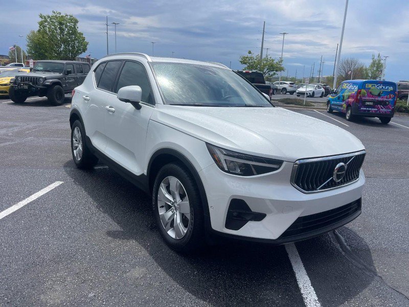Used 2023 Volvo XC40 B5 Plus AWD/4WD image 2