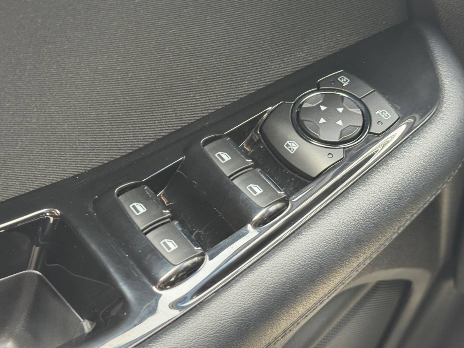 Used 2018 Ford Edge SEL FWD image 16
