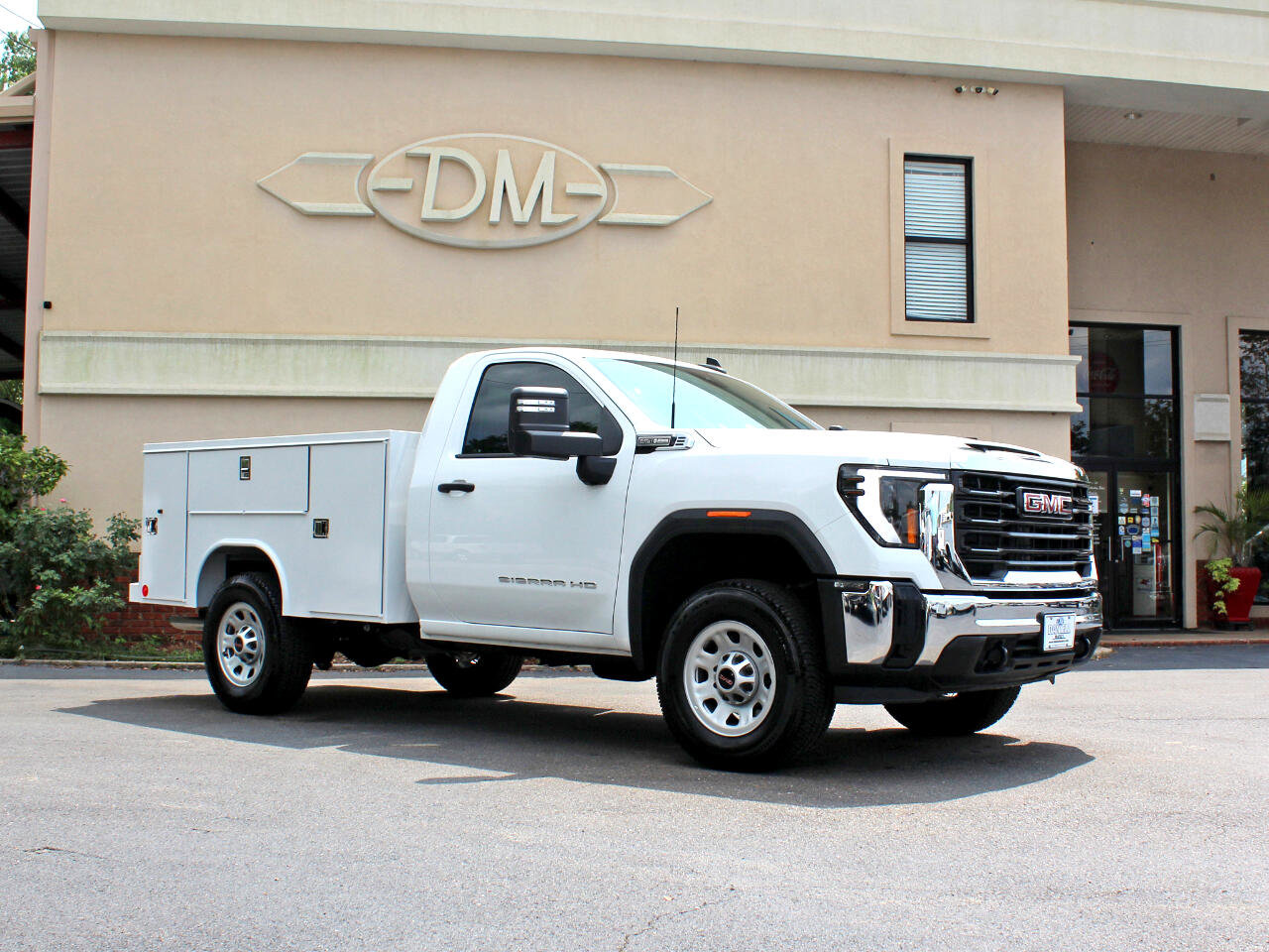 Used 2024 GMC Sierra 3500 Pro w/ Convenience Package image 4