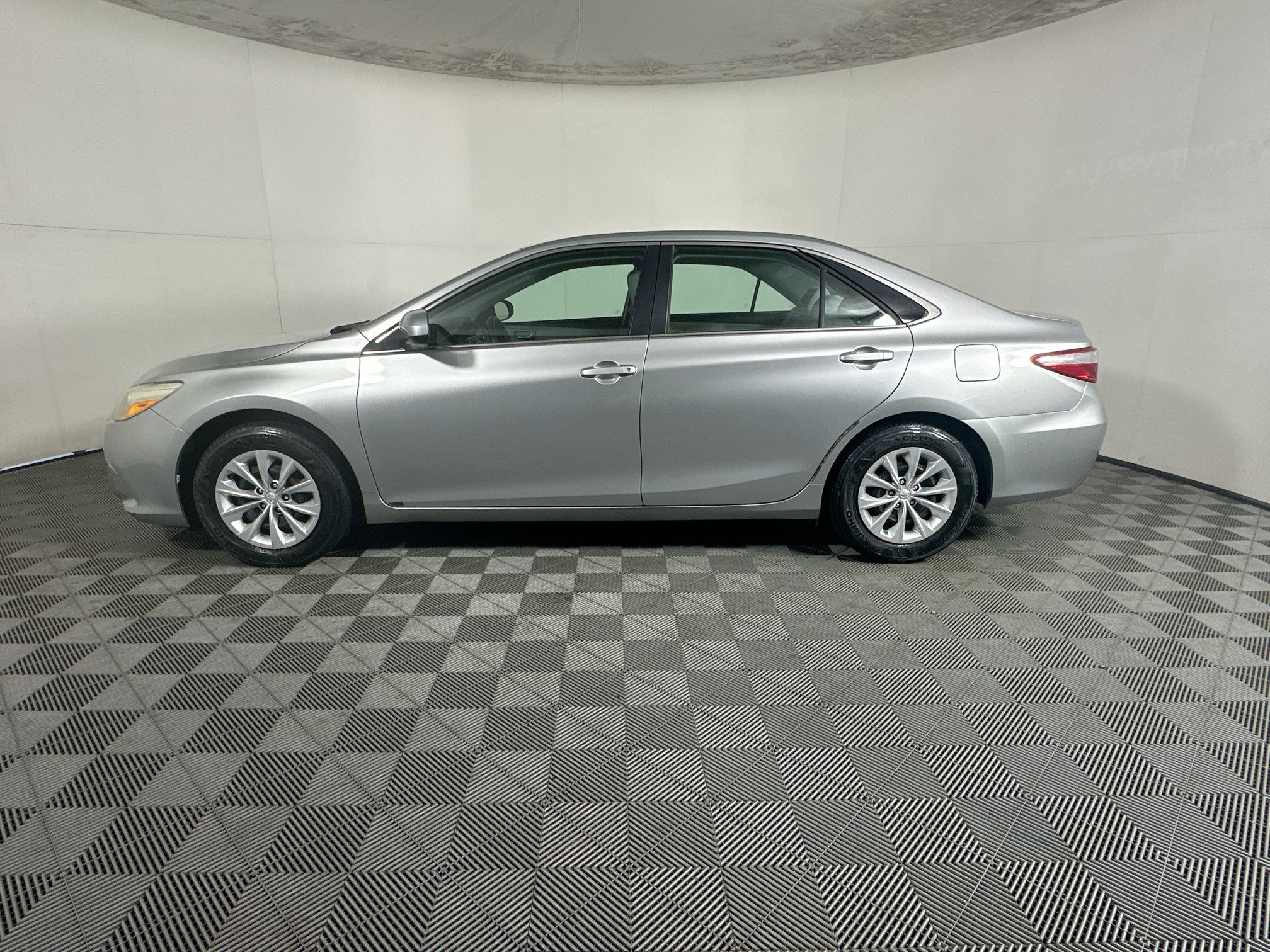 Used 2017 Toyota Camry LE FWD image 6